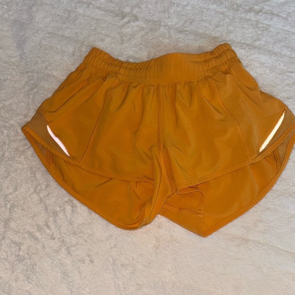 Lululemon Hotty Hot Low-Rise Short 2.5 Lined